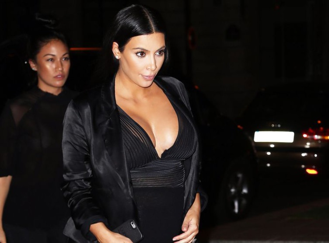 Photos - Pour sa soirée à Paris, Kim Karda­shian sort un impres­sion­nant décol­leté
