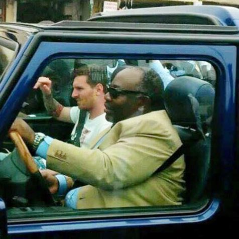 Le président Ali Bongo conduit la voiture pour prendre Messi l’aéroport 