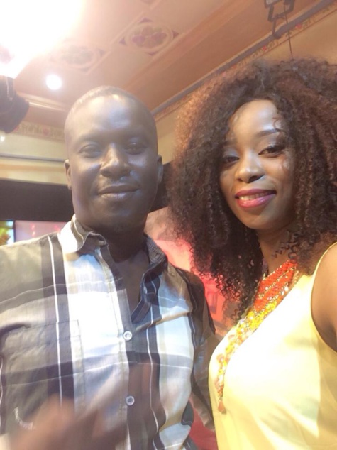 DJ Makhou de Walf Tv pose avec Adiouza