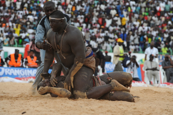 100 photos - Bombardier-Modou Lo: Revivez les images choc du Combat royal