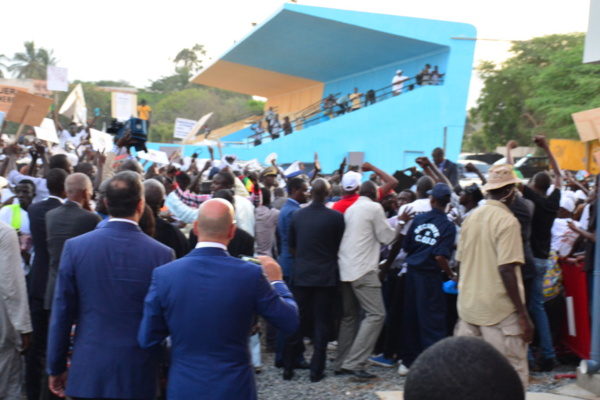 Retour de Macky Sall à l’Ucad : Les étudiants l’accueillent avec des jets de pierres, il renonce l’étape du Pavillon A
