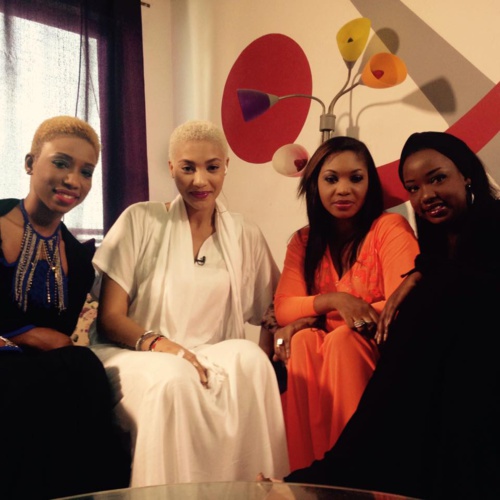 Le mannequin Adja Diallo en toute complicité avec le trio de chanteuses du groupe "Safari"