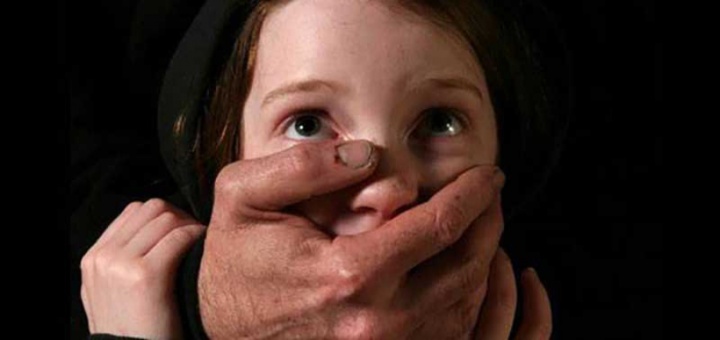 Il laisse sept hommes violer sa fille de 11 ans à plus de 500 reprises