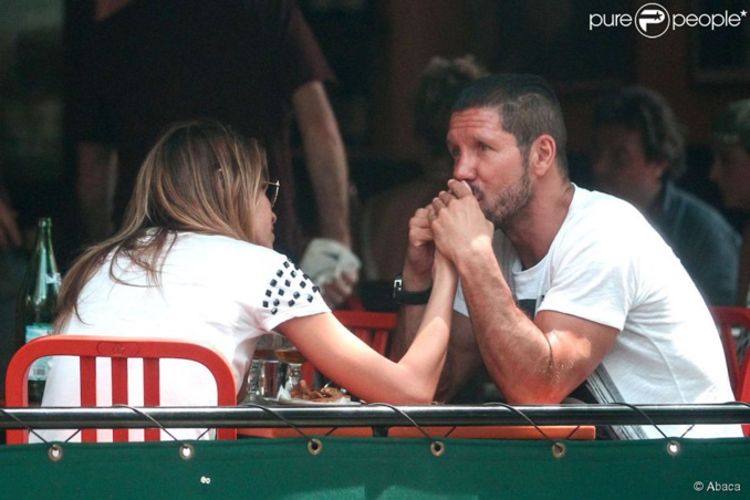 Diego Simeone (Atletico Madrid) : Soleil et câlins avec sa jeune et sexy Carla