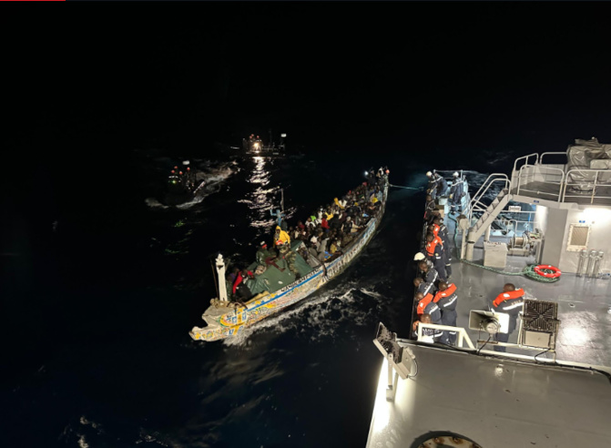 Emigration clandestine : La Marine nationale intercepte une pirogue contenant 150 migrants Emigration clandestine : La Marine nationale intercepte une pirogue contenant 150 migrants