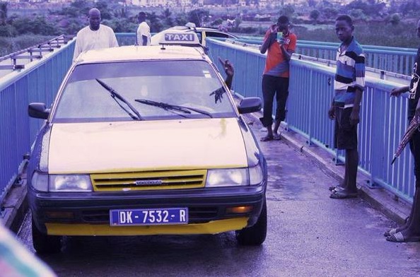 Des taxis prennent la passerelle des piétons sur l'autoroute à péage (IMAGES)