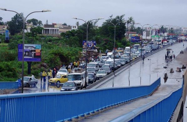 Des taxis prennent la passerelle des piétons sur l'autoroute à péage (IMAGES)