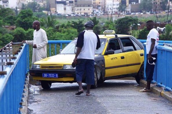 Des taxis prennent la passerelle des piétons sur l'autoroute à péage (IMAGES)