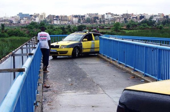 Des taxis prennent la passerelle des piétons sur l'autoroute à péage (IMAGES)