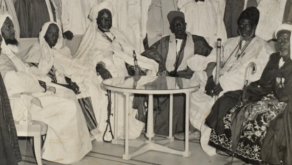 De droite à gauche Mousse Diop (Serigne Ndakarou), Alieu Coudou Ndoye (Jaraf),  Mbor Diagne (Ndeye Dji Reew), Ibrahima Diop (Serigne Ndakarou), Babacar Thiaw Laye, Amadou Lamine Diene (Imam Ratib)