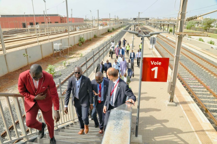 Photos : Malick Ndiaye, ministre des Transports, visite les installations du TER Photos : Malick Ndiaye, ministre des Transports, visite les installations du TER