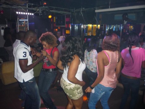 Côte d’Ivoire: les femmes vendues aux enchères dans une boite de nuit !