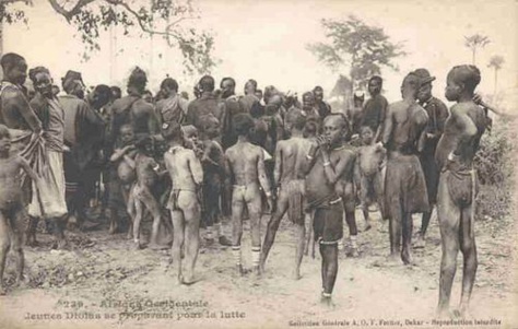 Carte postale : De jeunes Diolas se préparant pour un combat de lutte