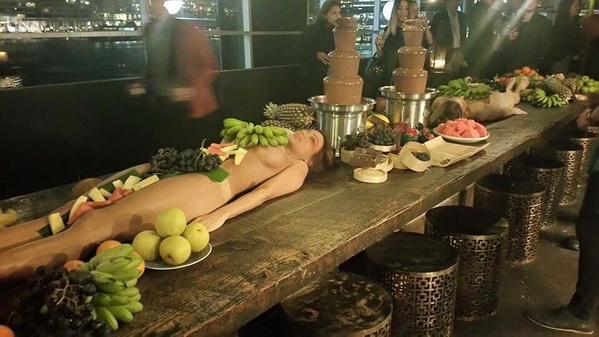 Australie : Un bar se sert de femmes nues comme plateaux de fruits !