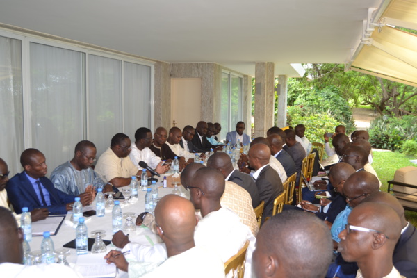 (exclusif) Le Président Macky Sall a rencontré des Dg et cadres pour une meilleure satisfaction des citoyens (exclusif) Le Président Macky Sall a rencontré des Dg et cadres pour une meilleure satisfaction des citoyens
