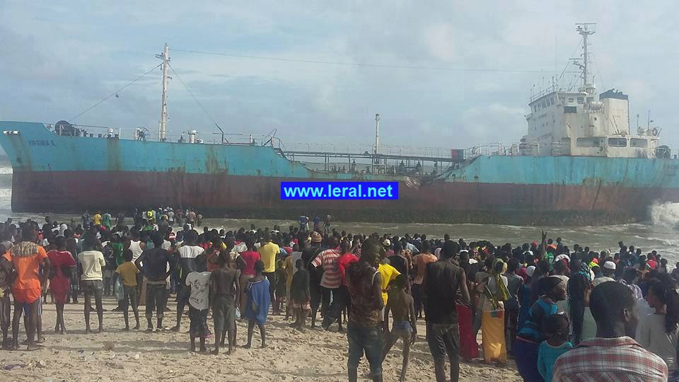 Deux bateaux échouent sur la plage de Yarakh