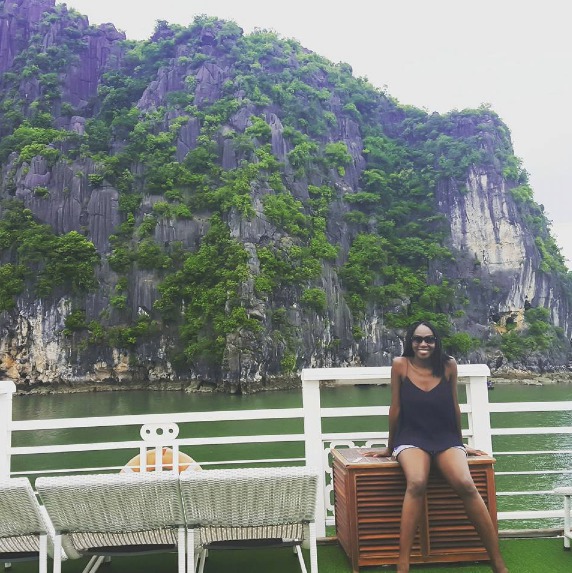 Adama Paris se la coule douce à la Baie d'Ha Long, au Vietnam 