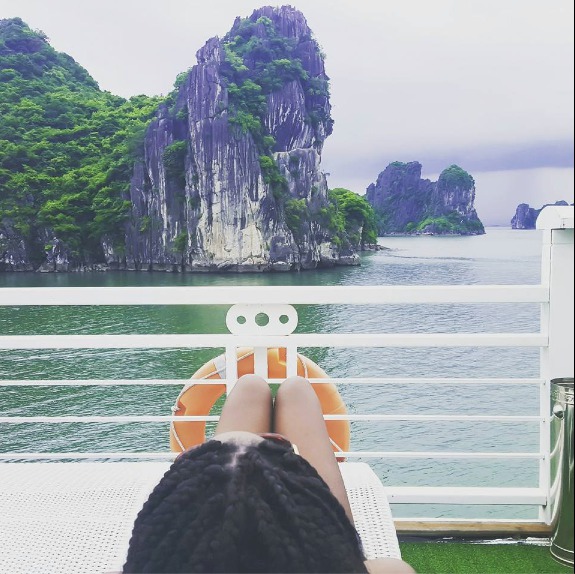 Adama Paris se la coule douce à la Baie d'Ha Long, au Vietnam 