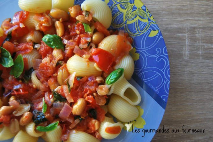 Pâtes à la sauce pimentée aux tomates, basilic et cacahuètes