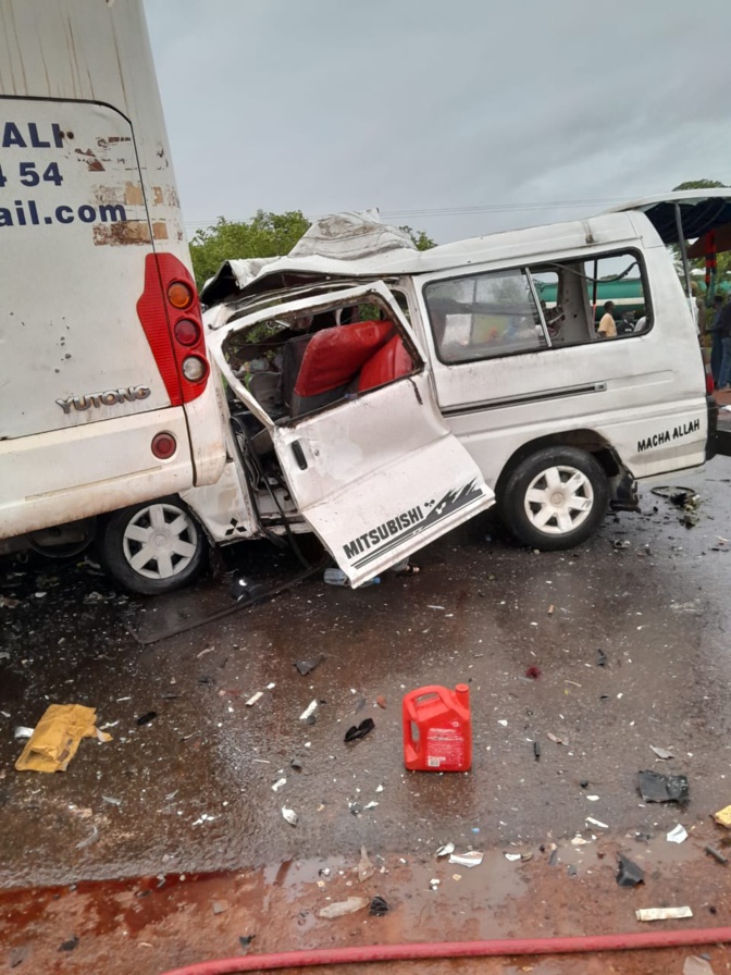 Koumpentoum : 6 morts et 14 blessés dans une collision entre un bus et un minicar (Photos) Koumpentoum : 6 morts et 14 blessés dans une collision entre un bus et un minicar (Photos)