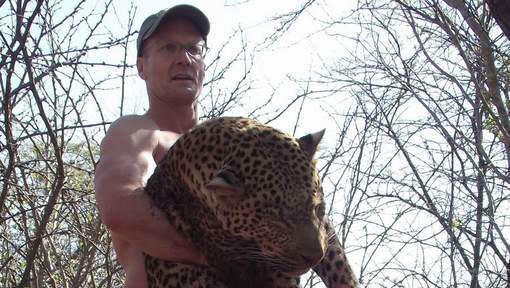 Après un lynchage médiatique en règle, le tueur de Cecil le lion reprend ses activités