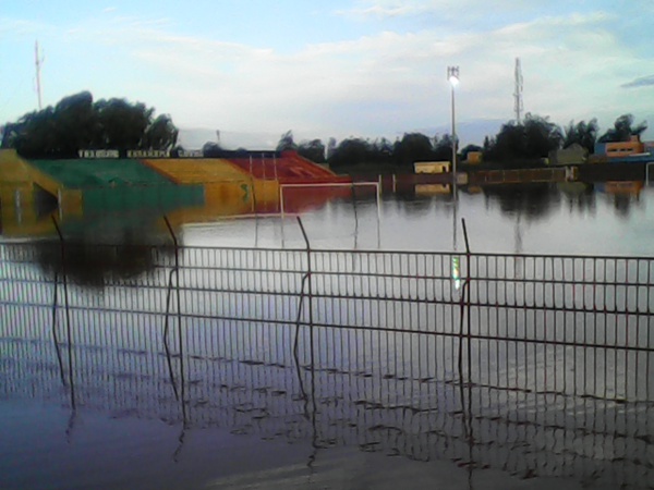 Photos - Le stade Amadou Barry de Guédiawaye inondé : La nouvelle pelouse synthétique en danger