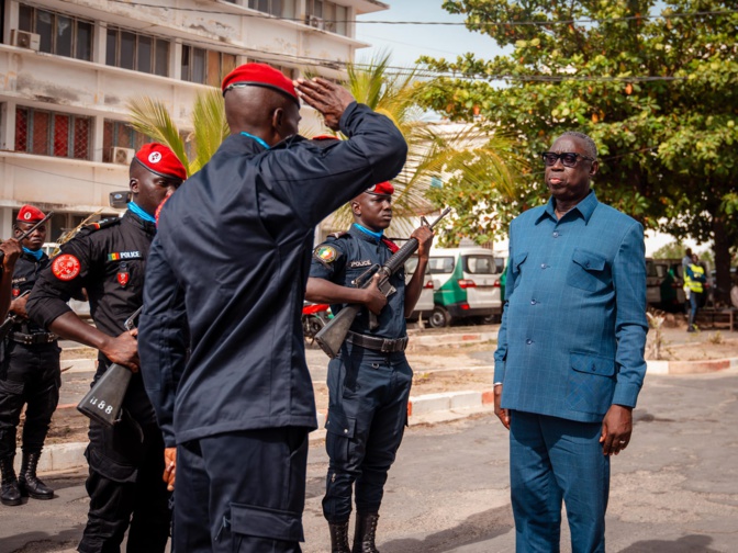 Photos/ Jean Baptiste TINE, Ministre de l’Intérieur et de la Sécurité publique au nouveau Gouverneur de Saint-Louis : "Votre expérience est un atout précieux pour la région" Photos/ Jean Baptiste TINE, Ministre de l’Intérieur et de la Sécurité publique au nouveau Gouverneur de Saint-Louis : "Votre expérience est un atout précieux pour la région"