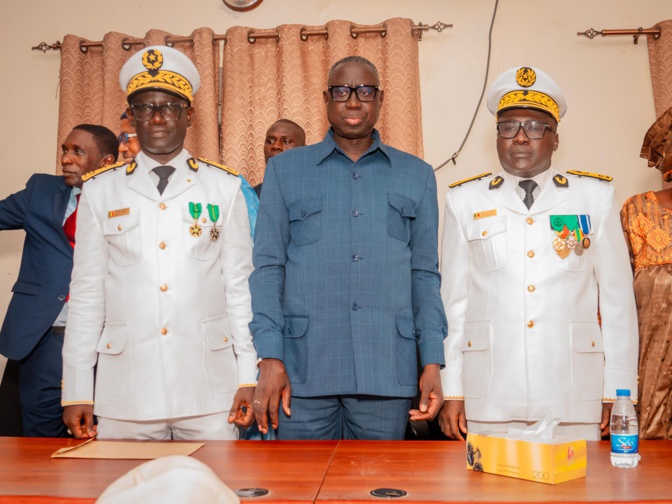 Photos/ Jean Baptiste TINE, Ministre de l’Intérieur et de la Sécurité publique au nouveau Gouverneur de Saint-Louis : "Votre expérience est un atout précieux pour la région" Photos/ Jean Baptiste TINE, Ministre de l’Intérieur et de la Sécurité publique au nouveau Gouverneur de Saint-Louis : "Votre expérience est un atout précieux pour la région"