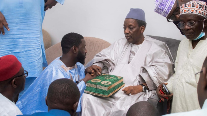 Photos / Tivaouane : Ameth Ndoye chaleureusement accueilli par Serigne Maodo Sy Dabakh et le représentant du Khalife général des Tidianes, Serigne Khafiz Sy Photos / Tivaouane : Ameth Ndoye chaleureusement accueilli par Serigne Maodo Sy Dabakh et le représentant du Khalife général des Tidianes, Serigne Khafiz Sy