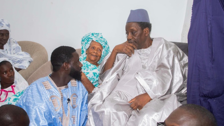 Photos / Tivaouane : Ameth Ndoye chaleureusement accueilli par Serigne Maodo Sy Dabakh et le représentant du Khalife général des Tidianes, Serigne Khafiz Sy Photos / Tivaouane : Ameth Ndoye chaleureusement accueilli par Serigne Maodo Sy Dabakh et le représentant du Khalife général des Tidianes, Serigne Khafiz Sy