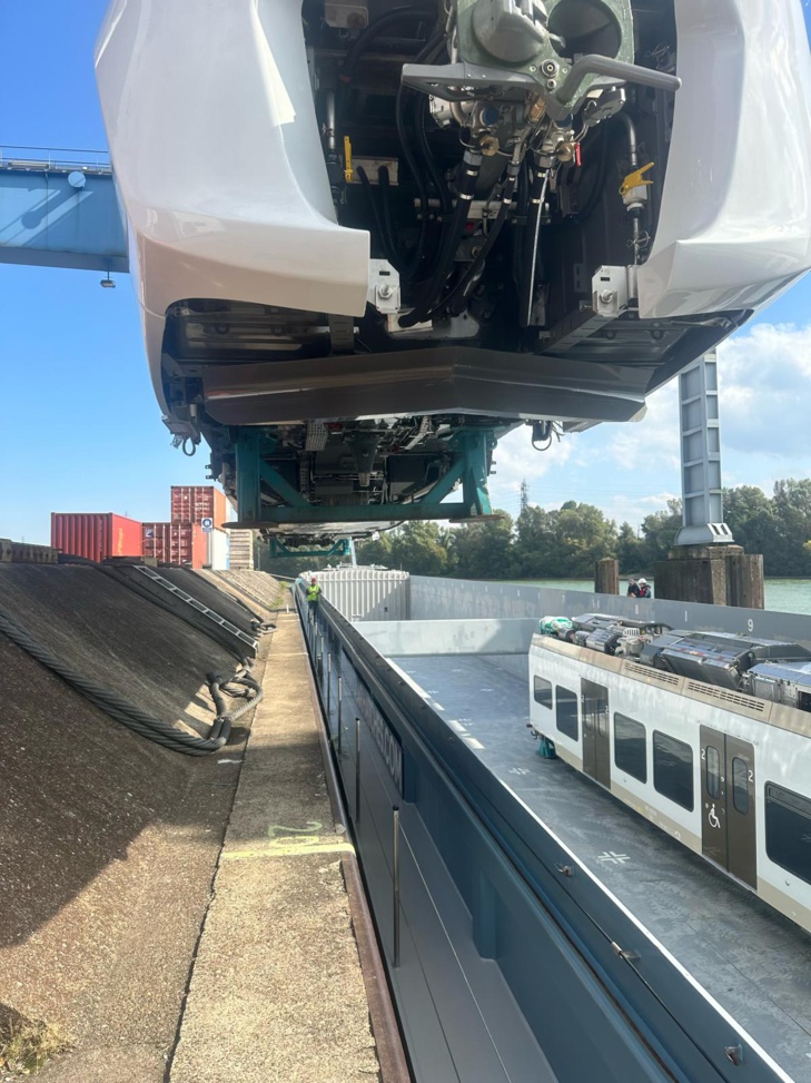 Photos / Phase 2 du Ter de Dakar : Le chargement des rames supplémentaires, effectué Photos / Phase 2 du Ter de Dakar : Le chargement des rames supplémentaires, effectué