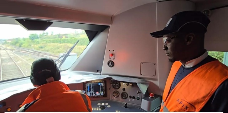 Photos / Phase 2 du Ter de Dakar : Le chargement des rames supplémentaires, effectué Photos / Phase 2 du Ter de Dakar : Le chargement des rames supplémentaires, effectué