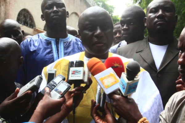 Accusé par des jeunes de Siré Dia d’être le propriétaire d’une usine d’alcool, Idrissa Seck répond…Regardez