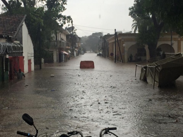Vidéo: Un Toubab sauvé in extremis des inondations à Thiès, Les thièssois tendent la main à leur Président Macky Sall pour régler le problème  Regardez: