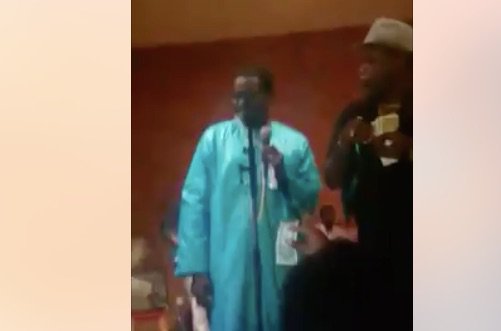Un homosexuel arrose Assane Ndiaye de billets. Regardez la vidéo