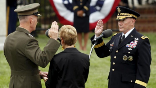 Le général Dunford (G) face à son prédécesseur, le général Dempsey (D), lors de sa prestation de serment, le 25 septembre 2015 à Arlington.