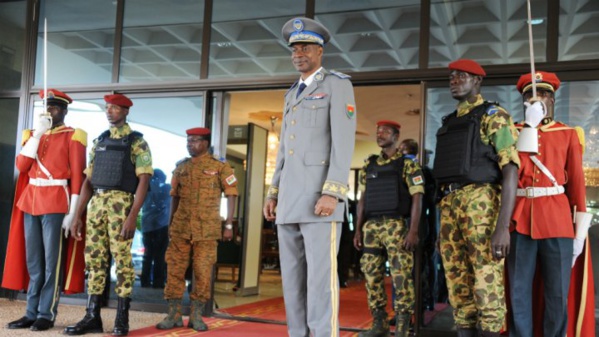 Le gouvernement du Burkina Faso tente d'obtenir la reddition du général Diendéré