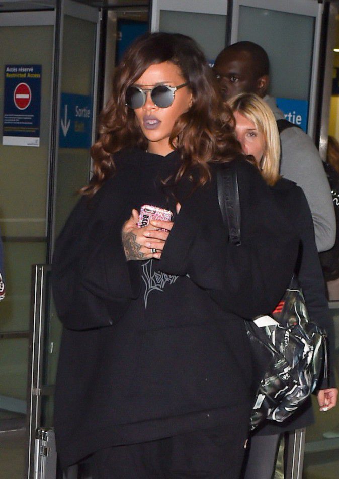 Photos - Fashion Week de Paris : Rihanna, un look pas vraiment glamour pour débarquer dans la capitale !
