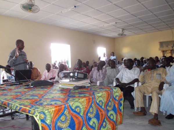 Projection publique à Mongo, Centre du Tchad. La plupart des participants voyaient pour la première fois des images du procès Habré.