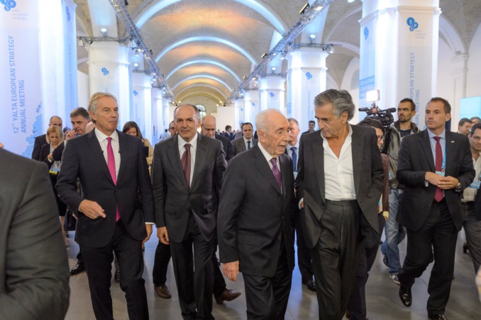 Bernard Henry Lévy avec Shimon Peres et Tony Blair à Kiev, en Ukraine, en septembre 2015