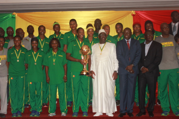 30 Photos: Les Lionnes présentent le trophée  de l’afrobasket au Président Macky Sall 