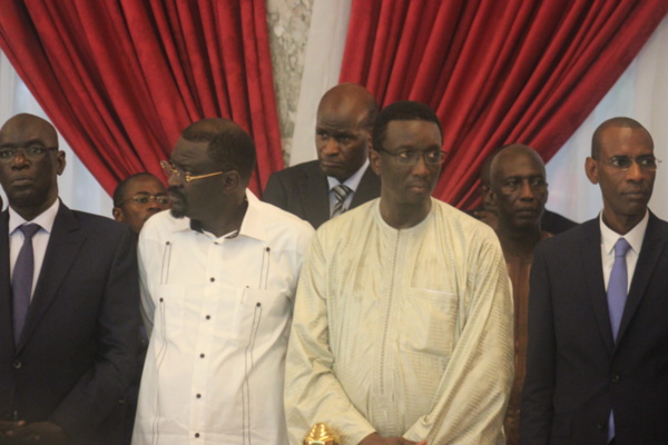 30 Photos: Les Lionnes présentent le trophée  de l’afrobasket au Président Macky Sall 