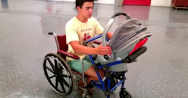 À 16 ans, il change la vie d’une maman handicapée et désespérée en inventant une chaise roulante vraiment spéciale !