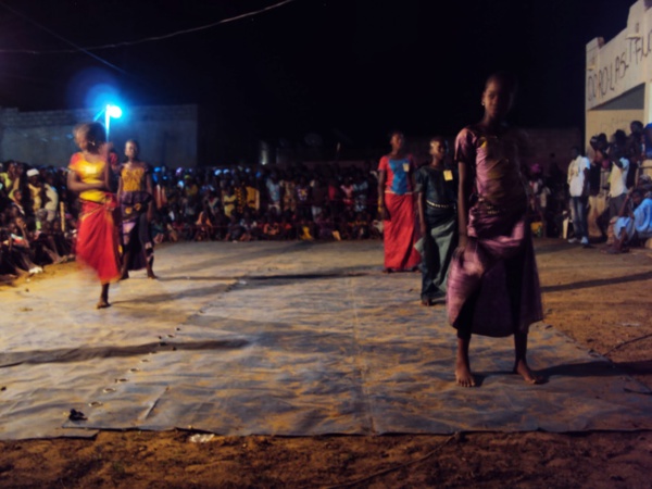 Dahra Djolof : La finale d'Oscar des vacances empêche la famille Diop de prier pour sa défunte mère, des jeunes arrosent le cinéma de pierres