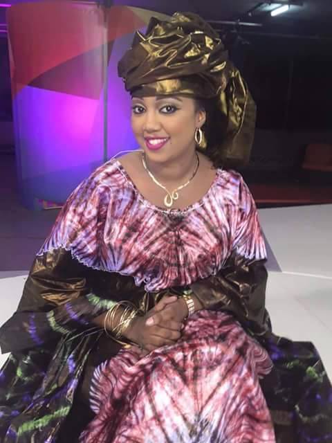 Aïcha Diouf toute souriante sur le plateau de "Entre temps" 