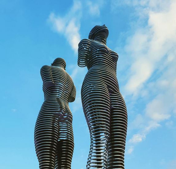 En Géorgie, deux immenses statues s'enlacent ! Découvrez l'histoire derrière cette oeuvre d'art !