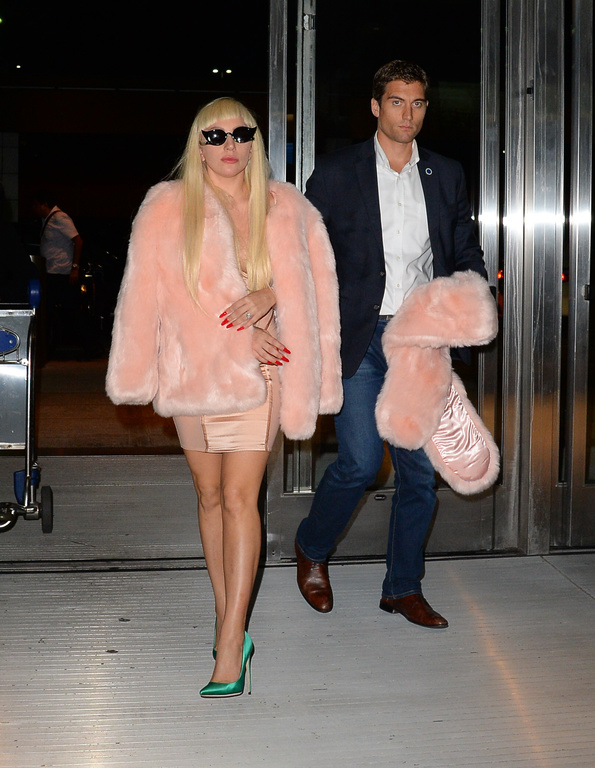 Lady Gaga voit la vie en rose en Pinko