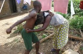 Ne pouvant plus supporter sa présence dans la maison, Moussa Mbengue balance un fourneau à la femme de son frère