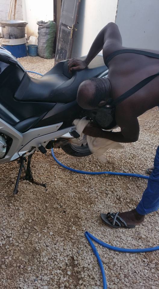 Daouda Faye, le frère de la 1ère Dame, est un éleveur-bricoleur avec sa moto BMW de 14 000 000 FCfa