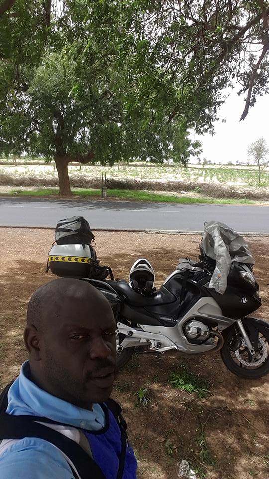 Daouda Faye, le frère de la 1ère Dame, est un éleveur-bricoleur avec sa moto BMW de 14 000 000 FCfa